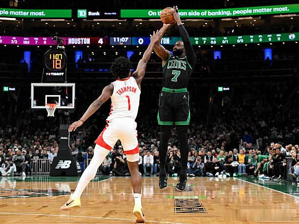 不愧是最佳防守一阵！据统计，昨日比赛中，阿门作为主要防守人防守绿军球星杰伦·布朗