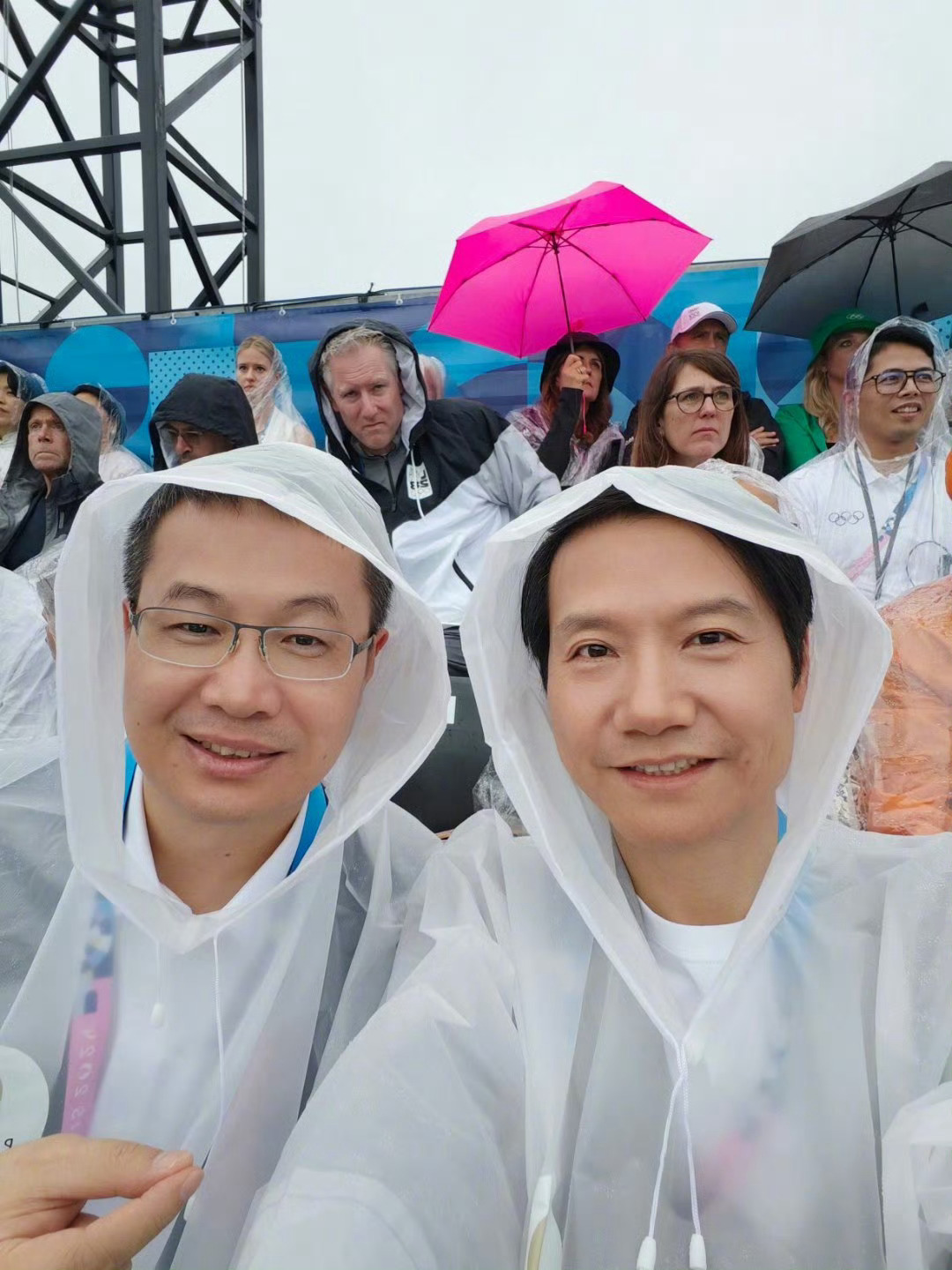 羡慕去巴黎奥运会开幕的现场！看到雷总也去看了现场，和卢总这张自拍真的很小学生，就