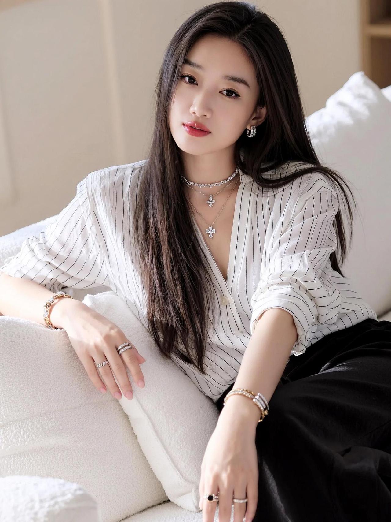 我亲眼目睹了自己的崩塌与重建，这一路很辛苦，但我始终相信，那些没有摧毁我的，终将