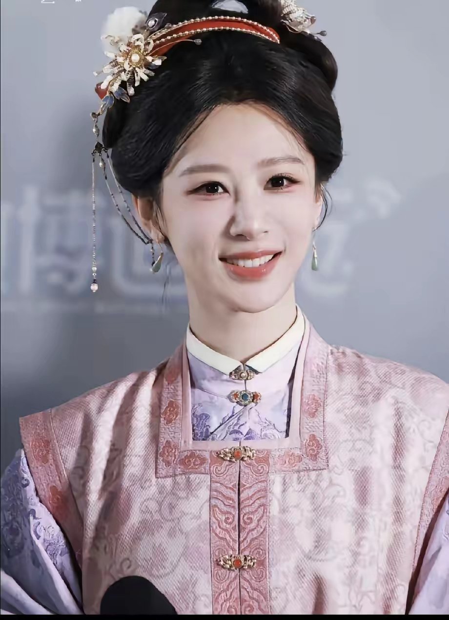 说起内娱女明星啊，我最看不懂的就是杨紫了，你说她都33岁了，可是人生大事一个都没