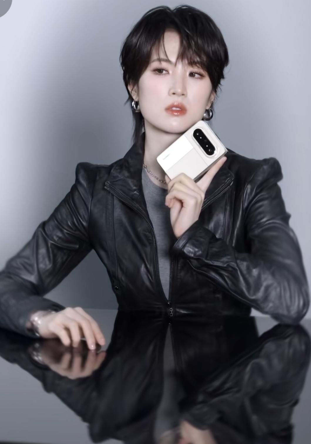 华为官宣姚安娜当大使，

王安宇同台，

这事不简单。

4月15日那天，华为发