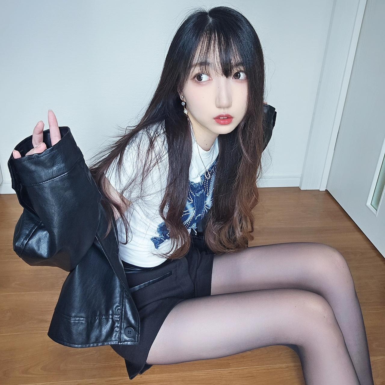 晒图笔记大赛甜美少女风穿搭，黑色皮夹克搭配白色T恤，尽显青春活力！💕👗👠