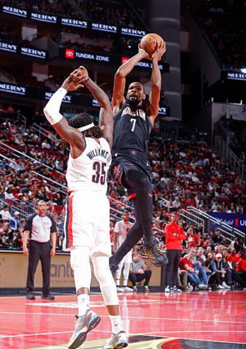 前火箭队的前锋钱德勒·帕森斯在谈到球员一对一单挑的话题的时候表示，杰伦·布朗现在