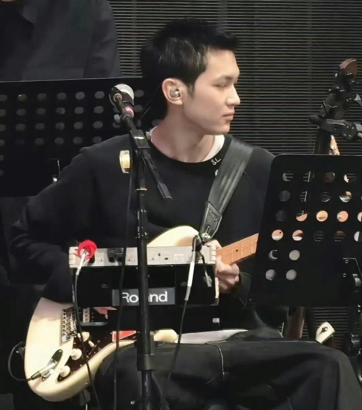 张智霖儿子担任演唱会吉他手感觉侧面像爸爸，正面像妈妈，就是又像爸爸又像妈妈，但是