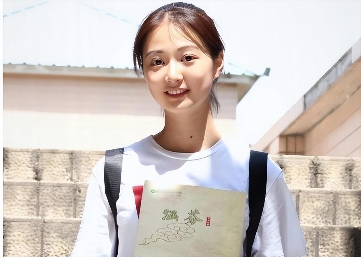 毕业半年逆袭人生，上海买房开宝马，25岁东方卫视新晋一姐不简单
在当下，大学毕业
