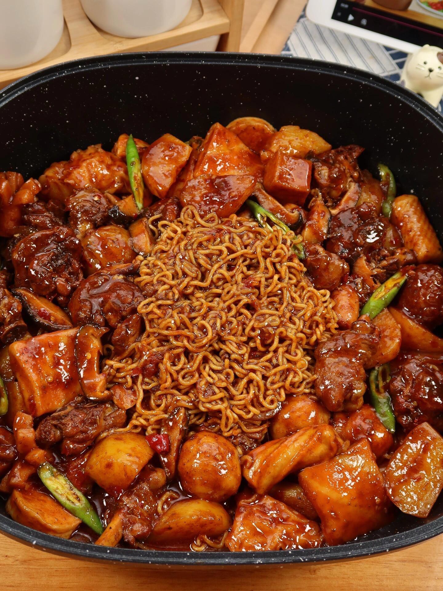 这个番茄火锅鸡真的一绝，巨巨巨好吃！