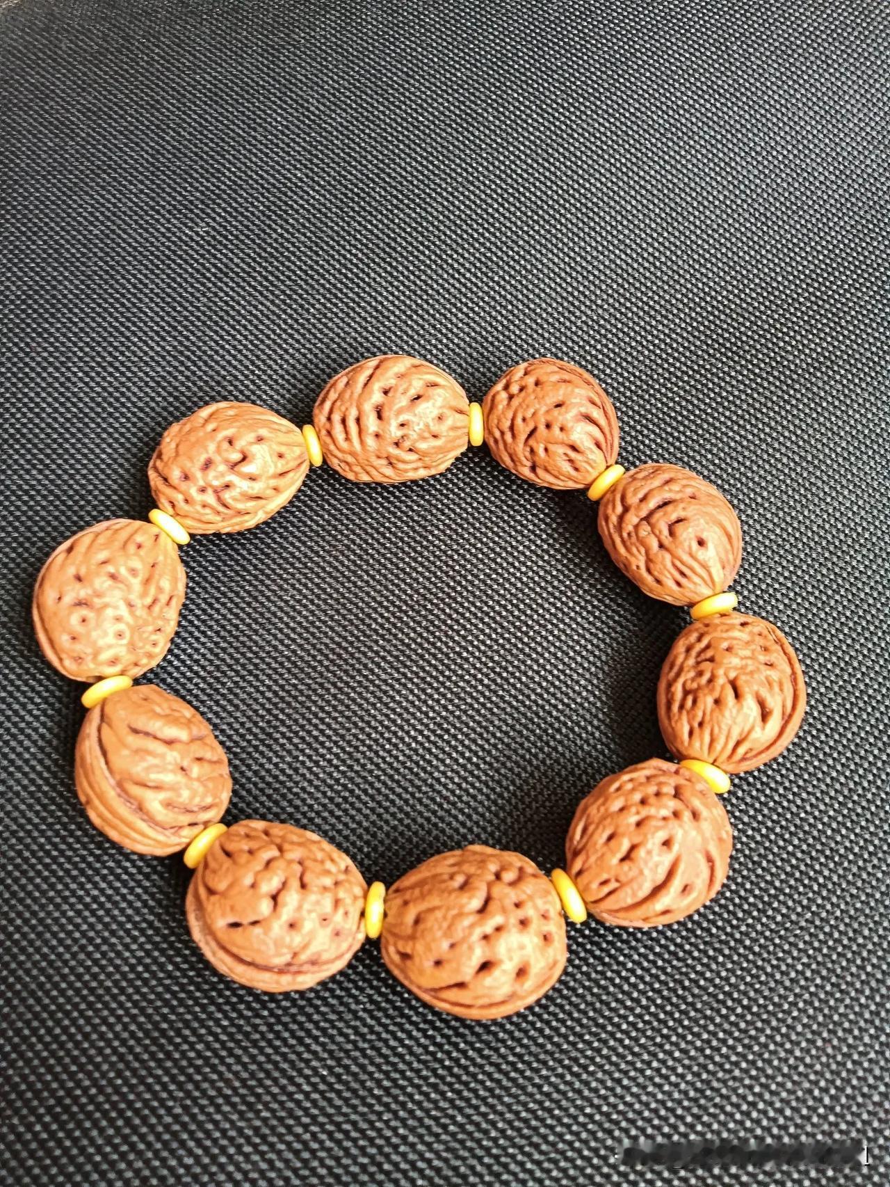 感觉这俩串还可以吧，我是挺满意的。
今年夏天的碧桃核，手工磨出来。
还没有盘出来