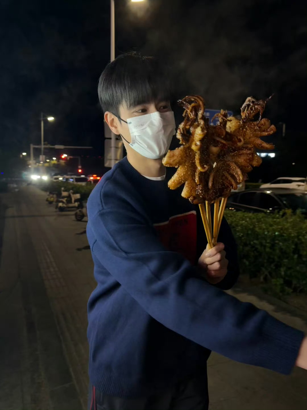 哈哈哈哈卖鱿鱼的小男孩[笑哈哈]胡一天 感觉你已经迫不及待了呀[doge]可以分