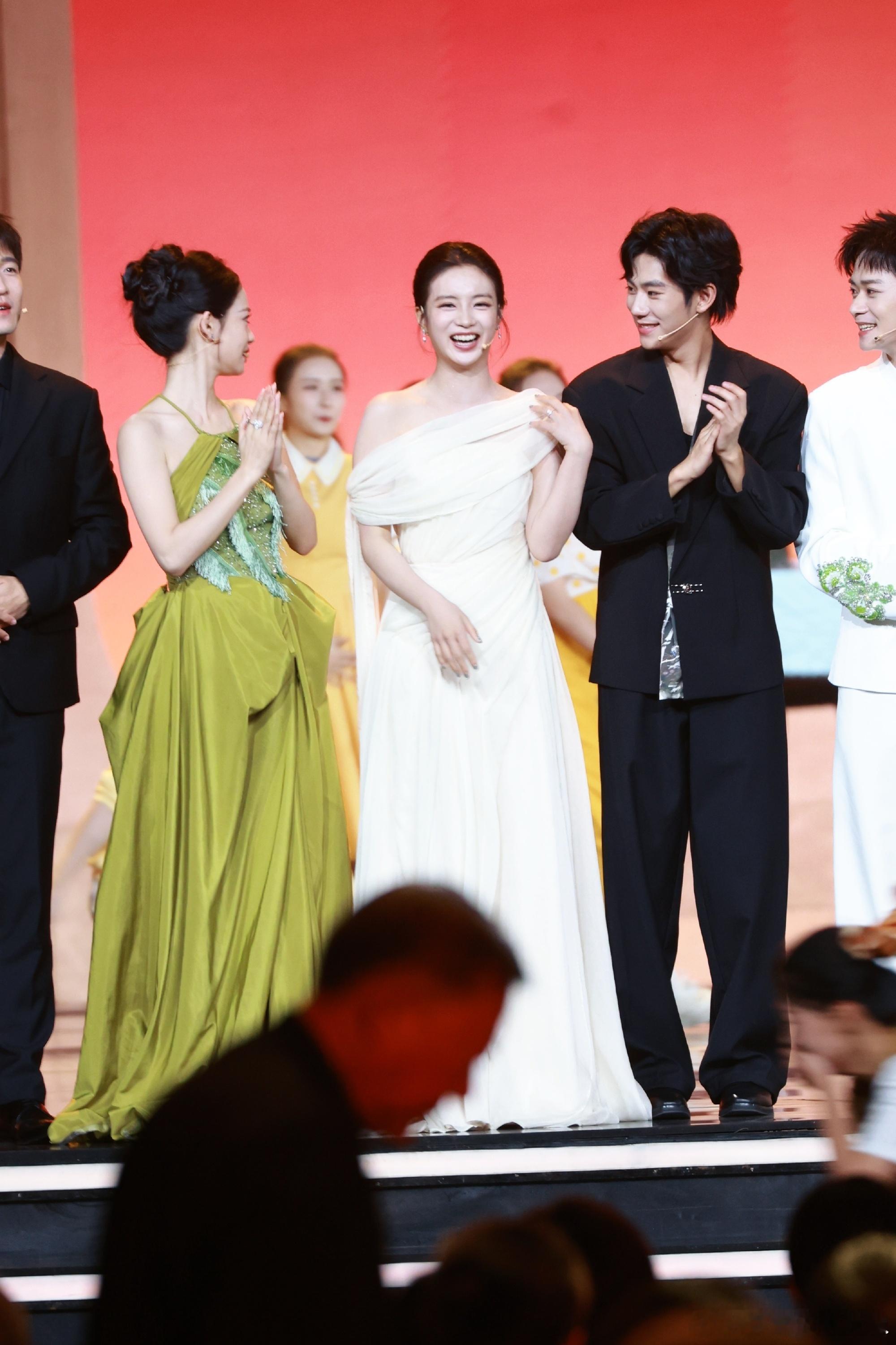 金鸡奖《星辰大海》合唱舞台上，张雅钦开开心心走向主舞台时不慎踩到裙子踉跄摔倒，可