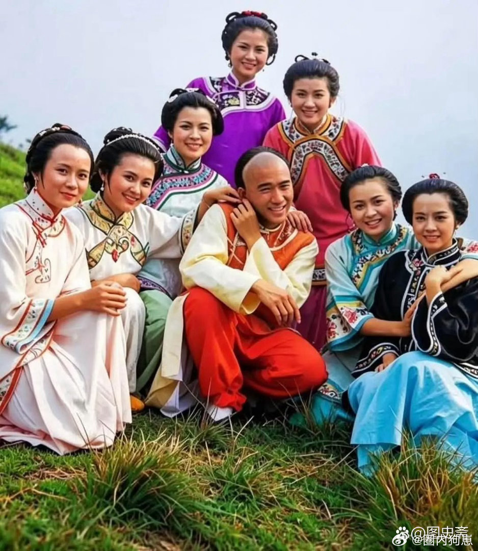 1984年梁朝伟版《鹿鼎记》剧组合照，韦小宝与七位夫人同框，多年后梁朝伟与饰演方
