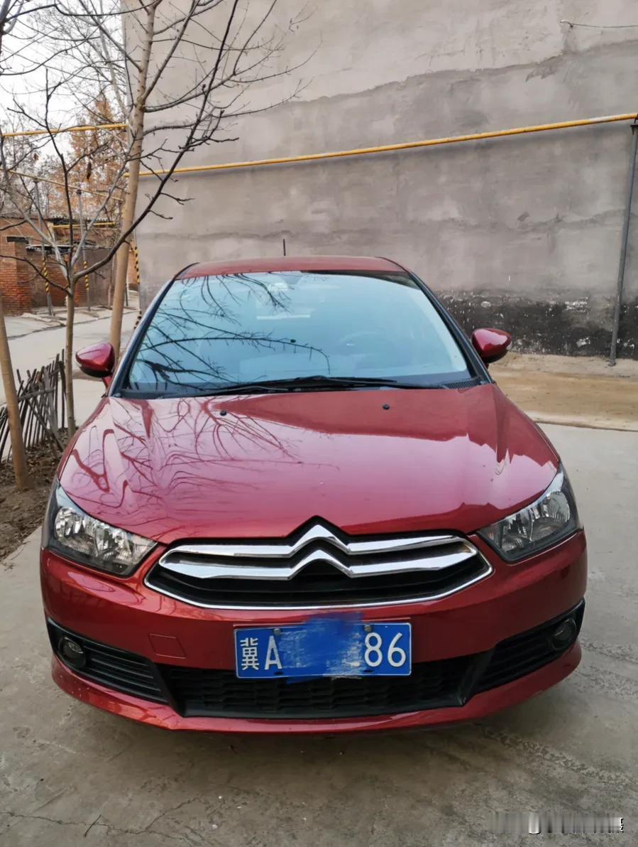 翻照片翻到十年前我家的雪铁龙世嘉，外观颜色是新波尔多红，很棒的红色。很多人觉得这
