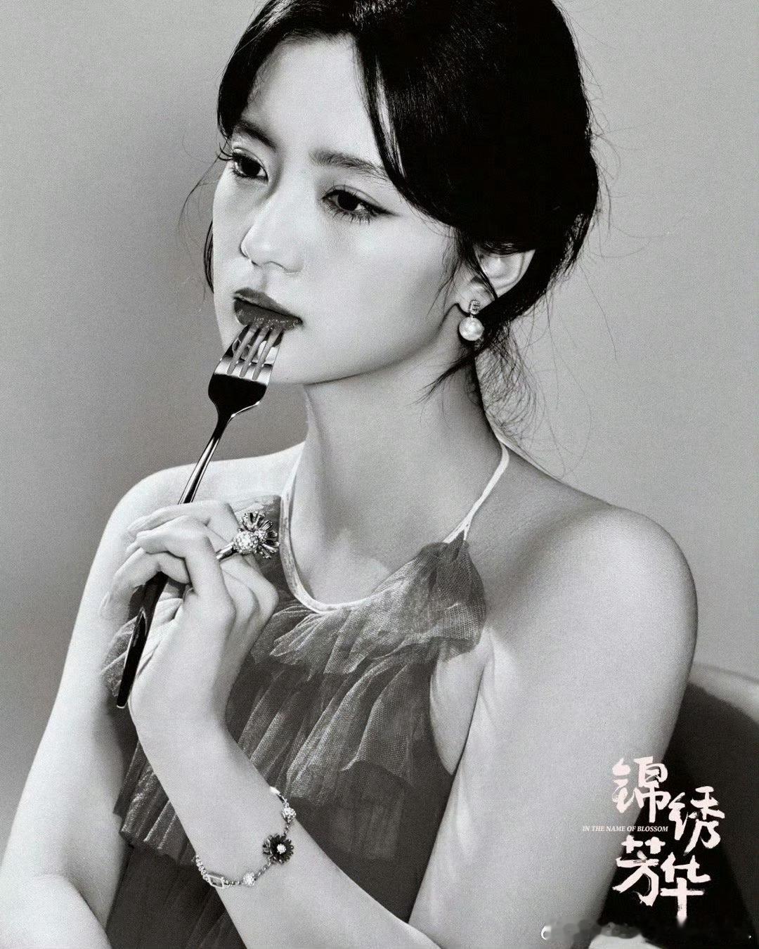 张雅钦爱恨嗔痴怨念写真 张雅钦爱恨嗔痴怨念写真上线！嫣红纱裙灵动美艳，光影勾勒大