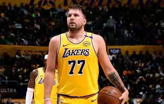 湖人这球输得窝囊死了，打的什么玩意，把雷迪克头都气炸了。
第四节9分零1秒雷迪克