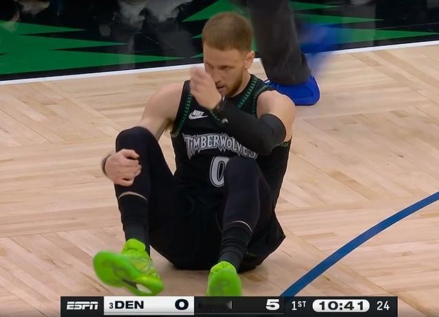 Shams确认：迪文岑佐右跟腱撕裂！赛季报销！

慢镜头里，迪文琴佐右小腿颤抖的