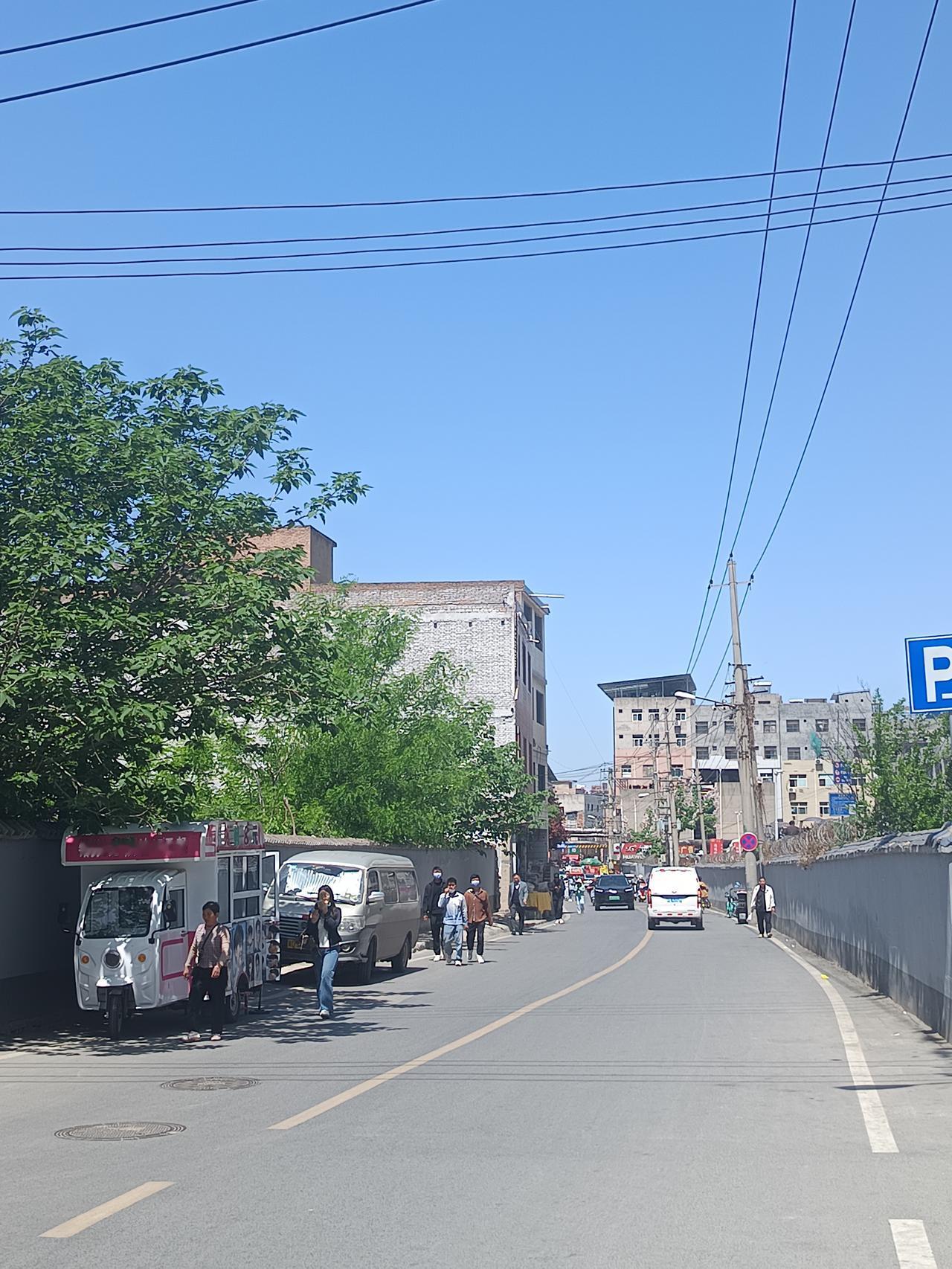 长乐坡村拆迁都过去十多年啦，现在就剩下几户没拆。想想这时间过得真快，十几年前那一