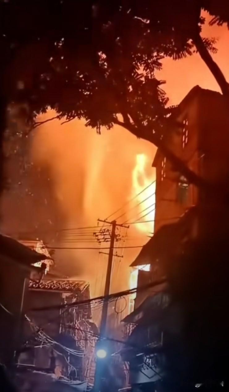 福州台江一老旧小区深夜火起，多间民房被毁。2026年6月9日21时55分许，台江