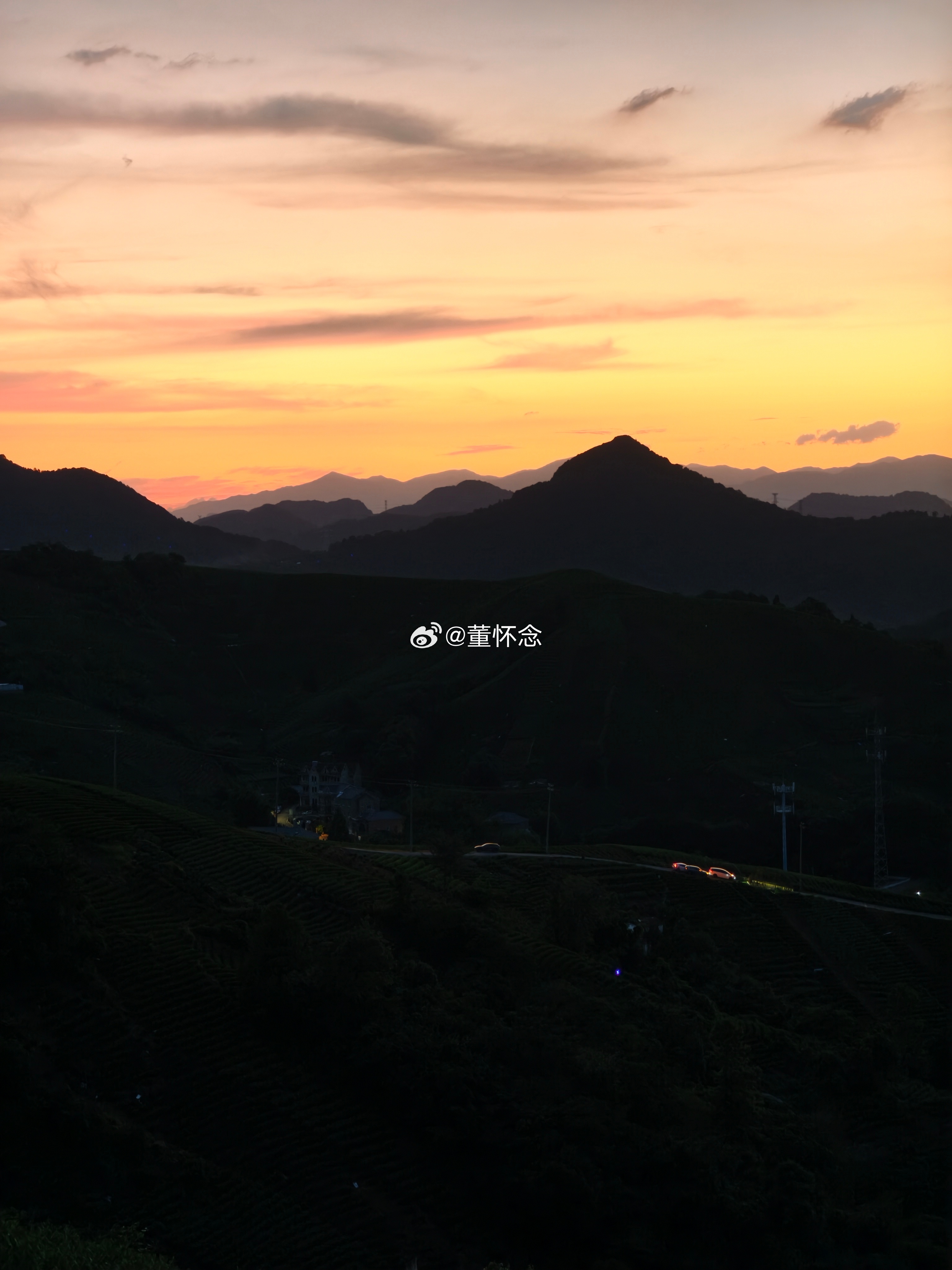 感觉我们一家三口的活动简单又单一，喜欢看晚霞