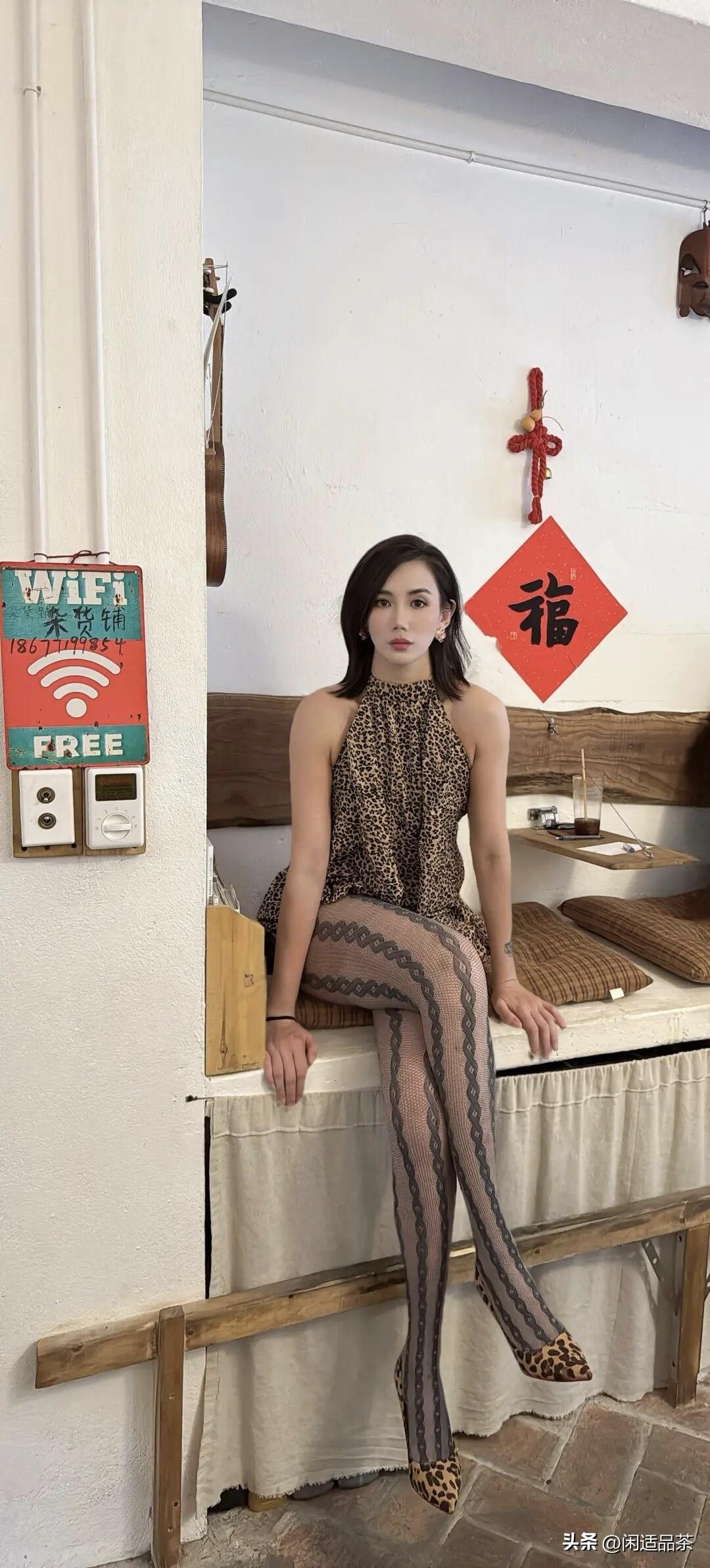 性感丝袜，妩媚动人。