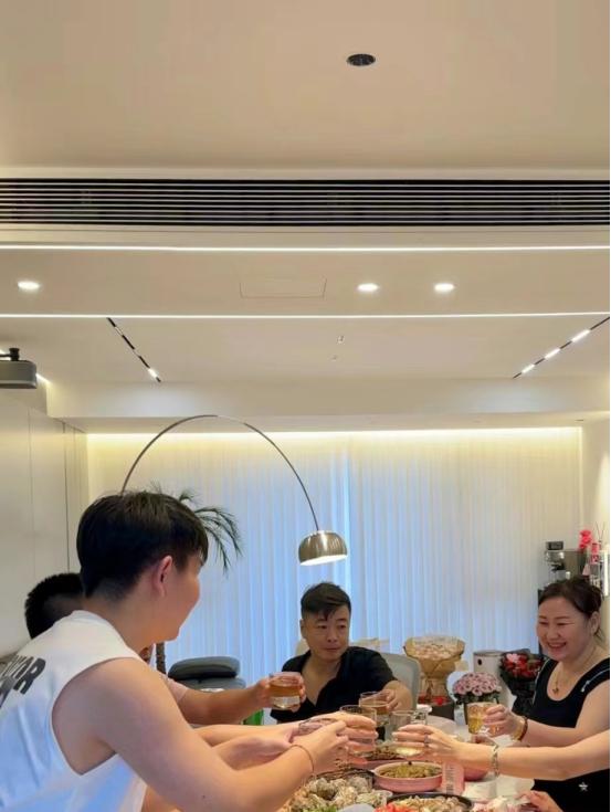 五味杂陈！1个月前，我把独身一人的父亲从老家接到身边，昨天，岳父带了2瓶白酒来商