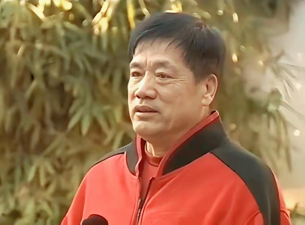 赖小鹏，1941年9月10日生于江苏省盐阜地区，是中国新四军参谋长赖传珠的儿子，