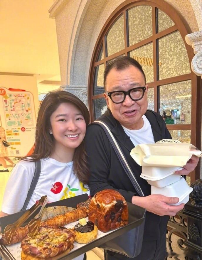 女儿怀念许绍雄女儿回应TVB颁奖礼悼念许绍雄 5日，许绍雄的女儿许惠菁在社交平台