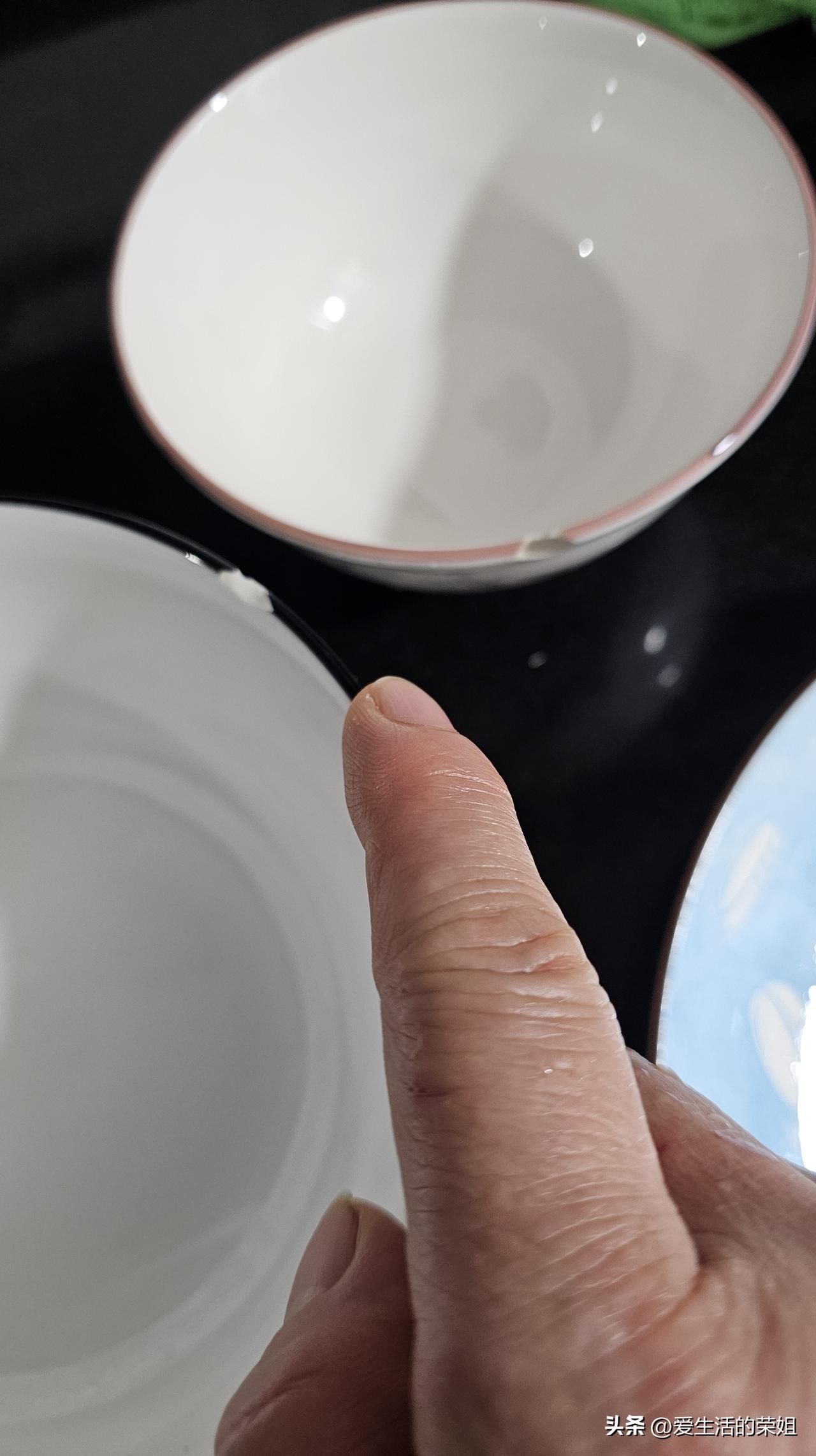 姐妹们，你们洗碗放洗洁精吗？

我是放洗洁精的，不放冼洁精感觉总是洗不干净一样。