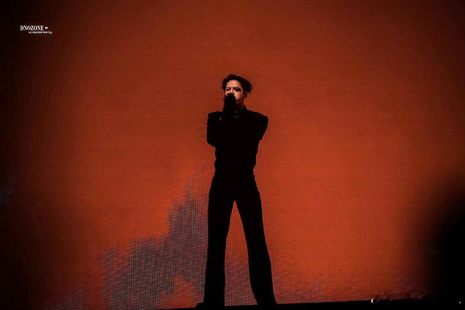 王嘉尔我必须迎合其他人吗 人都是个矛盾体，不确定这是不是一个陈述的回答。这两年他