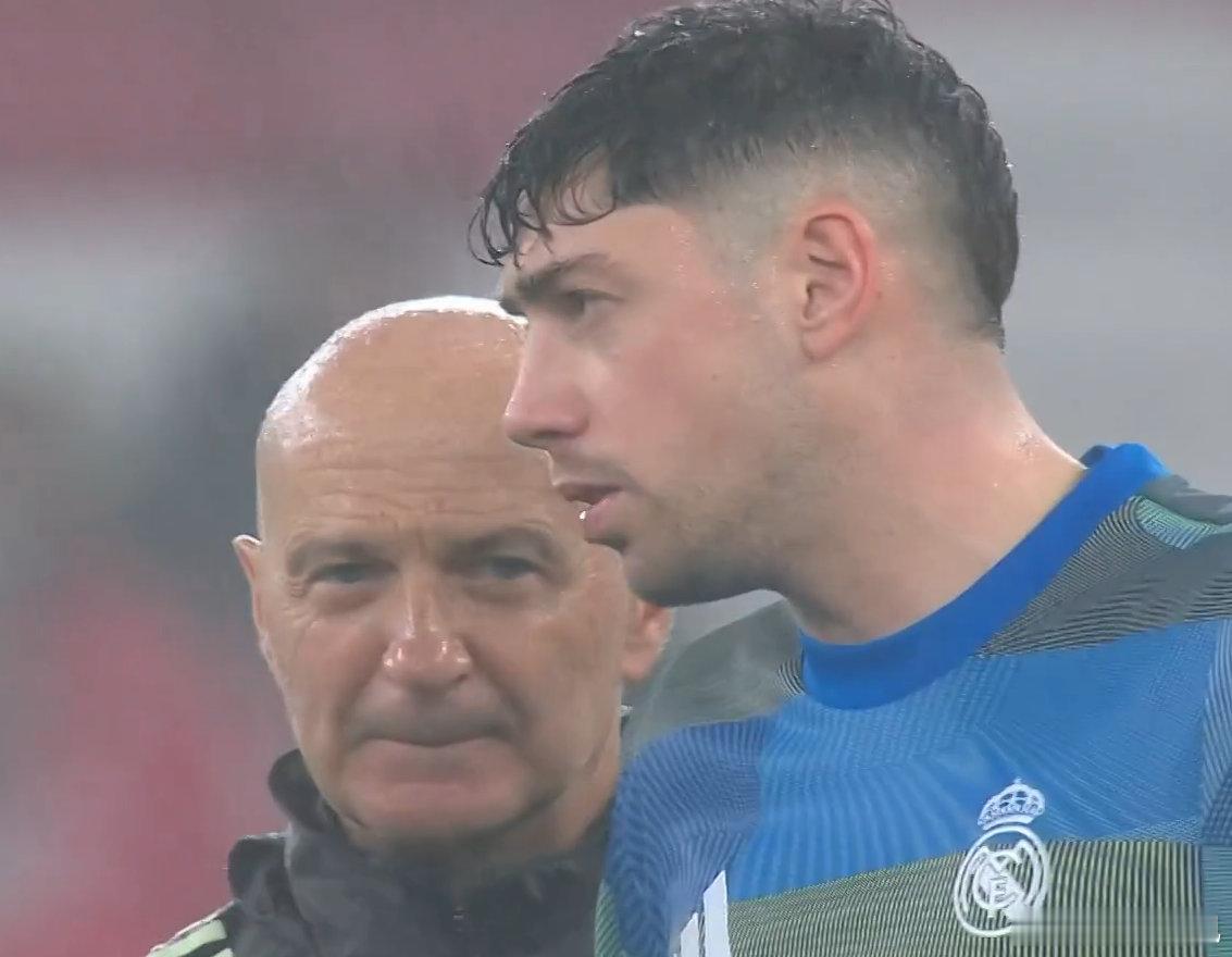 现场雨非常大，还没开始踢，大家的头发都湿了欧冠联赛 本菲卡VS皇马 halama