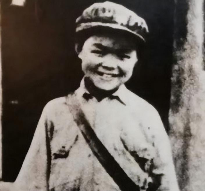 7岁参军，9岁走长征，29岁成为中校，97岁离世——这样的传奇人生，不是小说里的