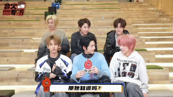 采访名场面预定，被问到喜欢的艺人和追星成功经历，有成员说在公司见自担会害怕，还有