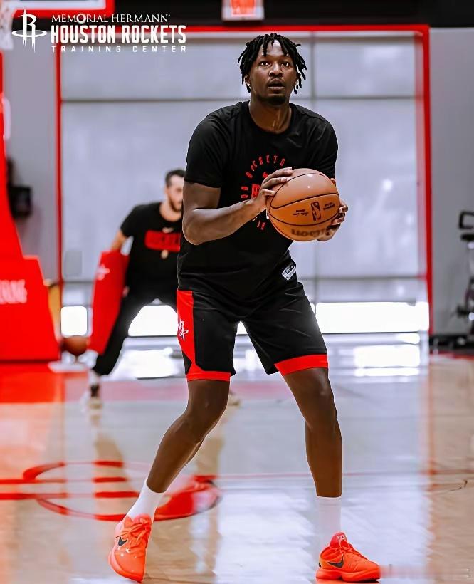 火箭真没想到芬尼史密斯恢复的这么慢火箭休赛期4年5300万从湖人手里抢来的芬尼史