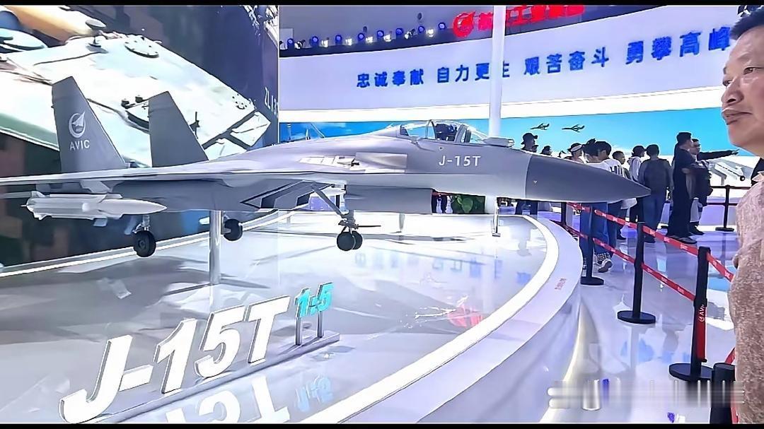 今年“九三”阅兵式上出现的“鹰击”15超音速反舰，在去年的“珠海”航展上就已经出