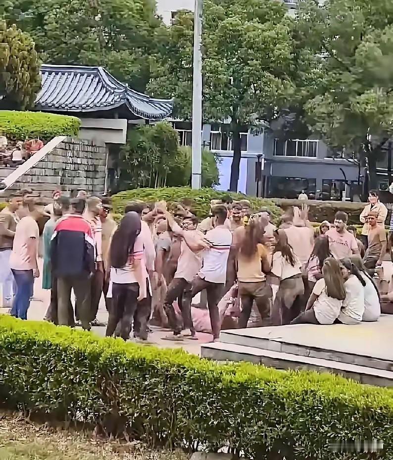 一觉醒来

印度留学生要慌了
最近中国大量涌入印度人以及在华留学生不愿回他们自己