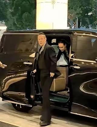 陈思诚扔出3000万，就为了捧一个跟了自己10年的小跟班。
这人叫马浴柯，一个跑