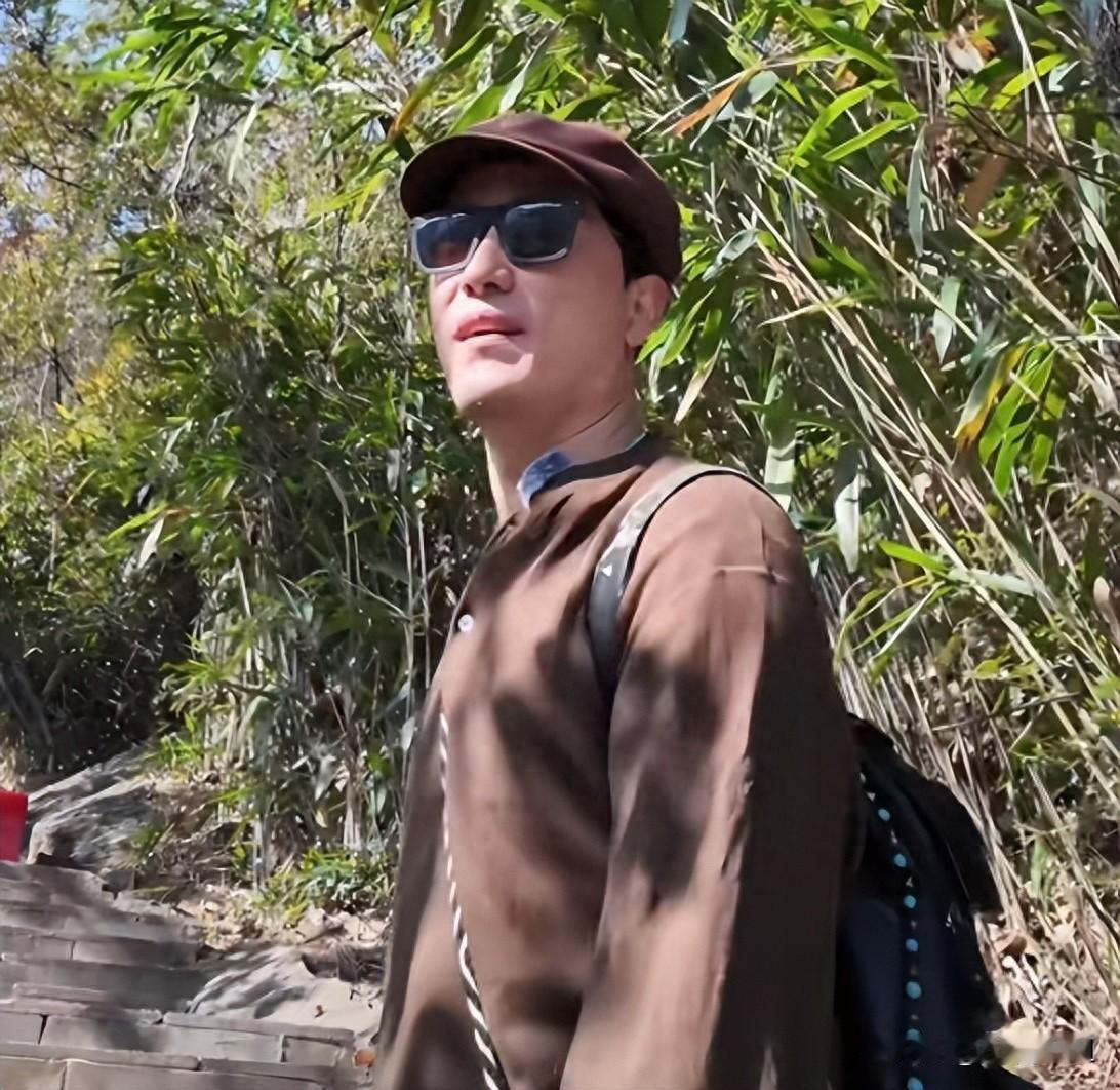 大家别再猜刘翔“躺平”了。  
就这一点，普通人真做不到——  
43岁不上班、