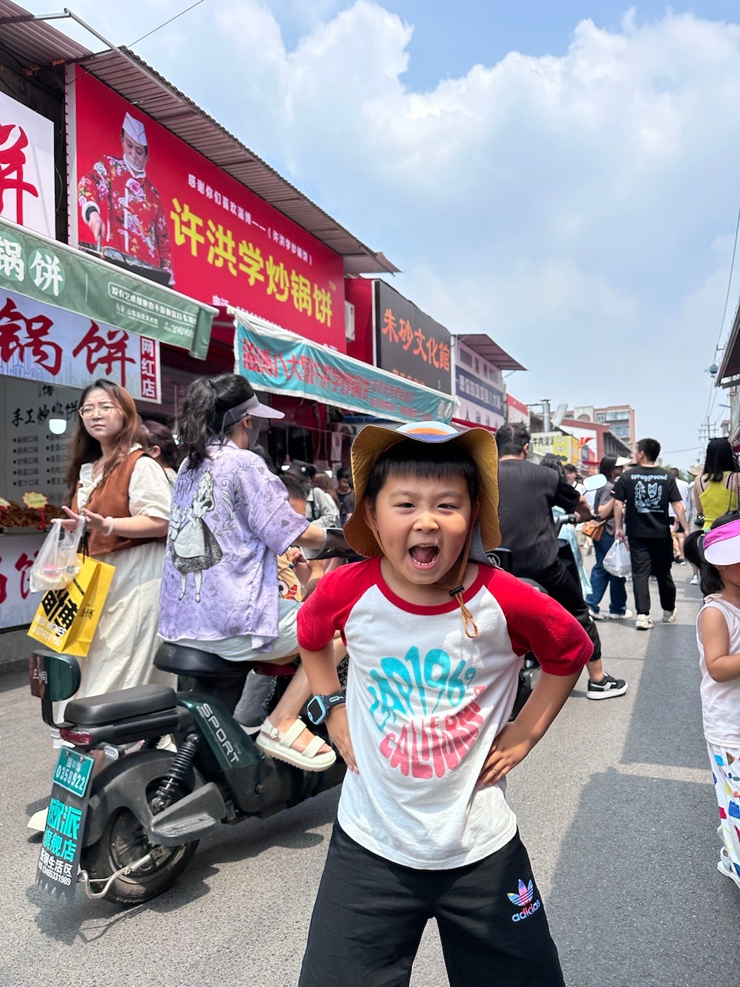 极限4小时→游淄博真的是一个好吃的城市炒锅饼脆脆香香，有很多口味。肥肠包子、德益