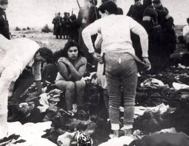 这一组泛黄的历史影像，记录下1941年冬天发生在拉脱维亚土地上无比残酷的一幕。凛