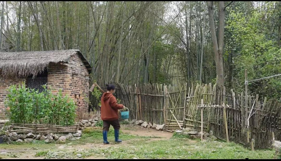 山居后明白了一件事：人不求人一般高

生活中有很多人在面对比自己强大，比自己条件