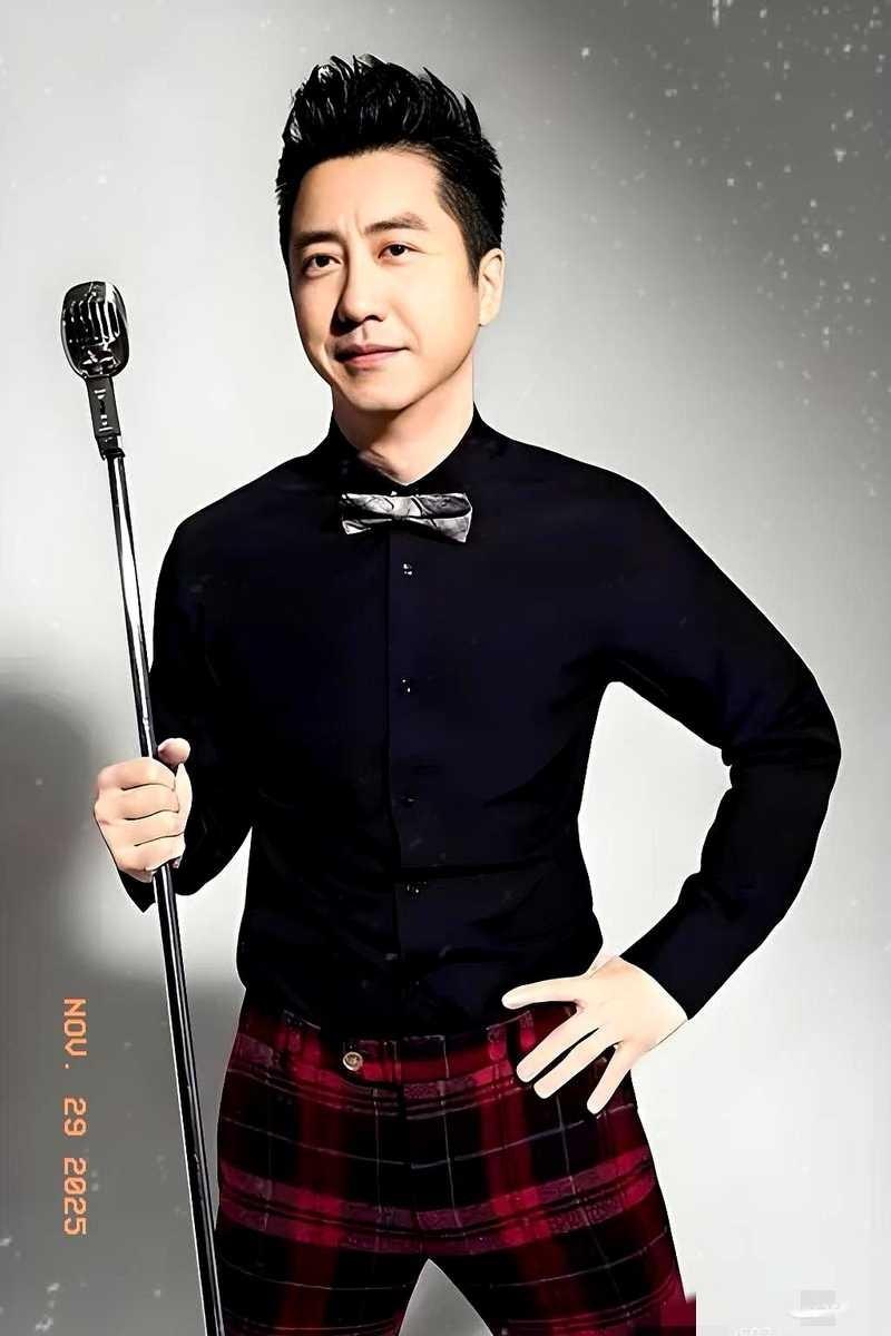 23岁的哈利在节目里说，跟继父秦昊在一起才最安心。
这话传到他亲爹庾澄庆耳朵里，