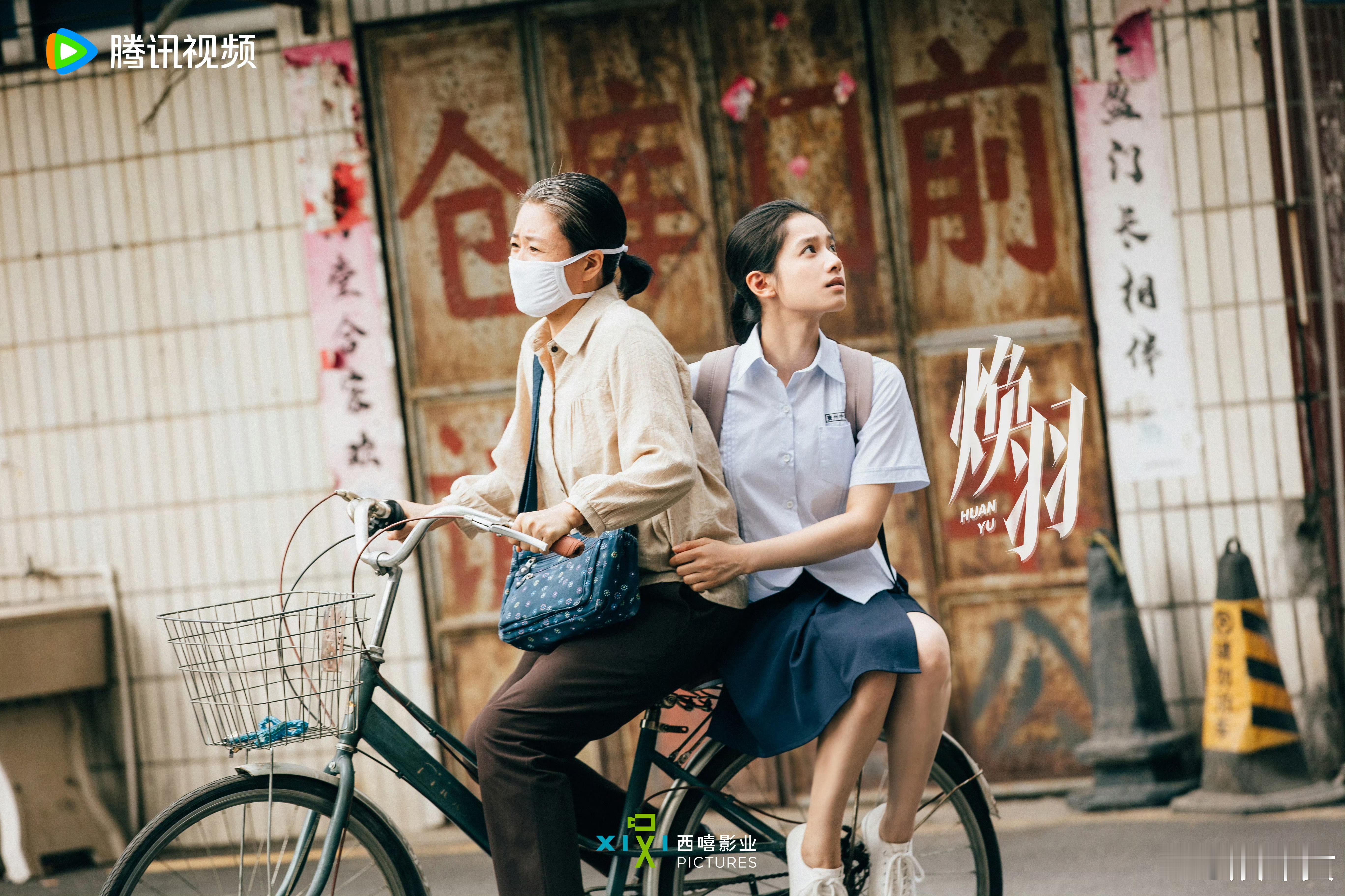 锅姨下跪自扇巴掌护女李芳好为了乔青羽，跪在地上自扇巴掌的画面，看得我眼眶子直发热