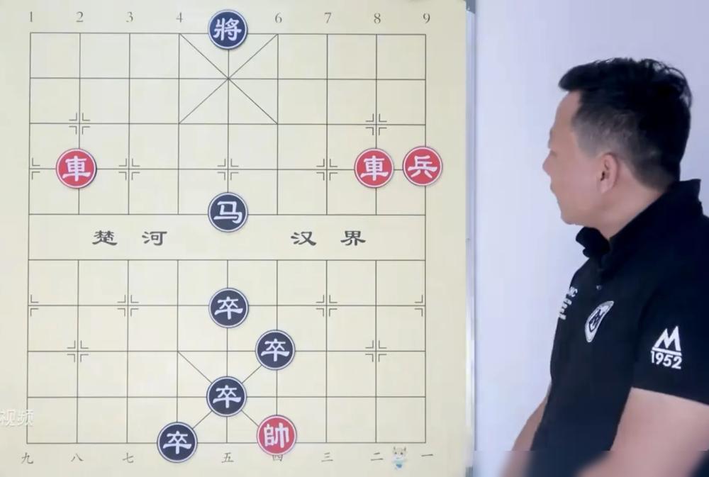 两辆车子面对四个卒子显得无力，索性有个闲散的兵来助阵。