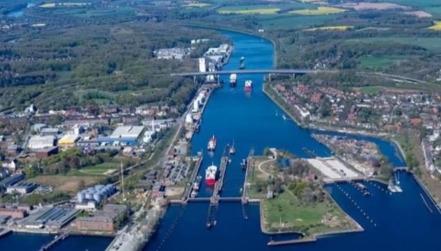 货轮纷纷撤掉巴拿马国旗，这下轮到美国不爽了，没想到中方出手这么狠！

最近航运圈