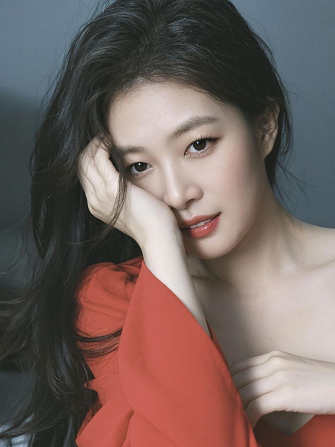 AI发丝抚面照 美女日常分享穿搭上热门