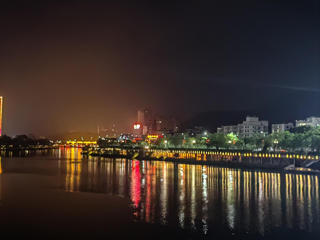 夜幕下的城市倒影，灯火阑珊，静谧而美丽。
