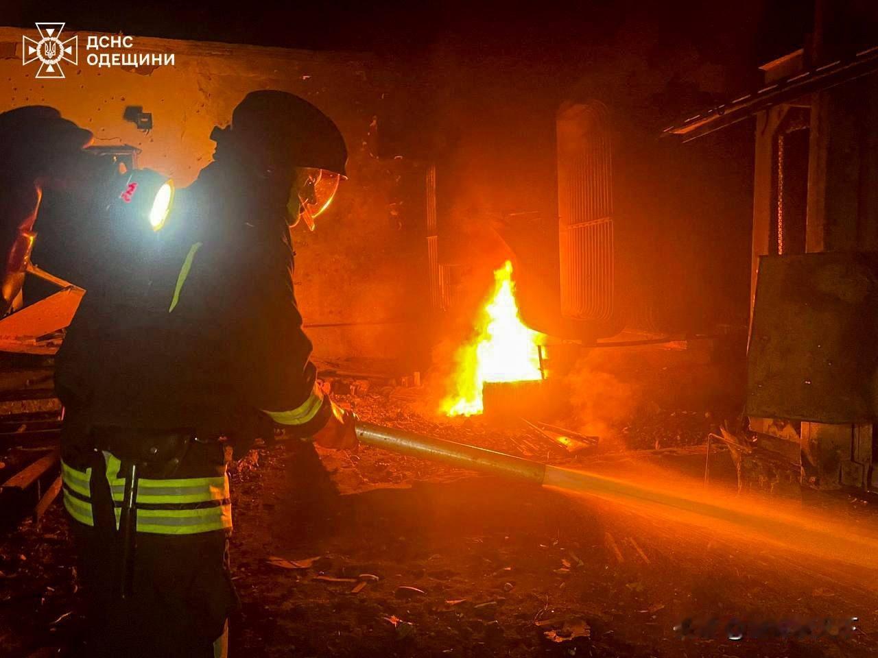 俄罗斯今天发起打击乌克兰能源部门，但住宅楼也有很多命中， 扎波罗热发生火灾，基辅