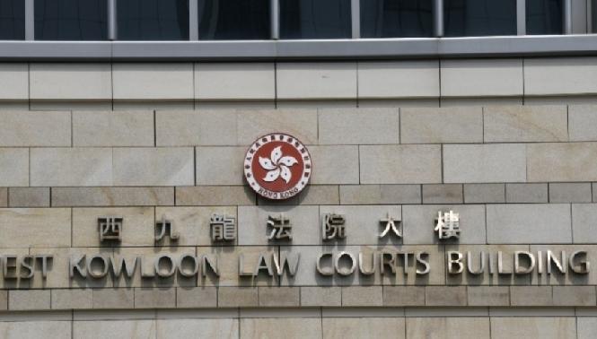 持双程证秘书公司女东主去年10月协助内地客户在香港开设银行户口时，向中银香港职员