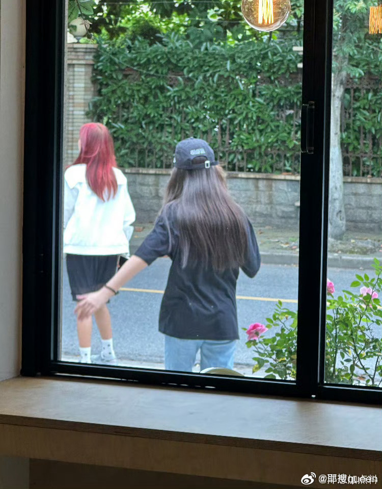 网友海门偶遇甜馨嗯哼同框！时光真的好温柔。13岁甜馨气质温柔大方，12岁嗯哼少年