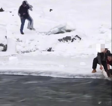近日，母女俩在喀纳斯湖边拍照，小女孩妈妈跳到对岸去给小女孩拍照，小女孩脚下一滑，