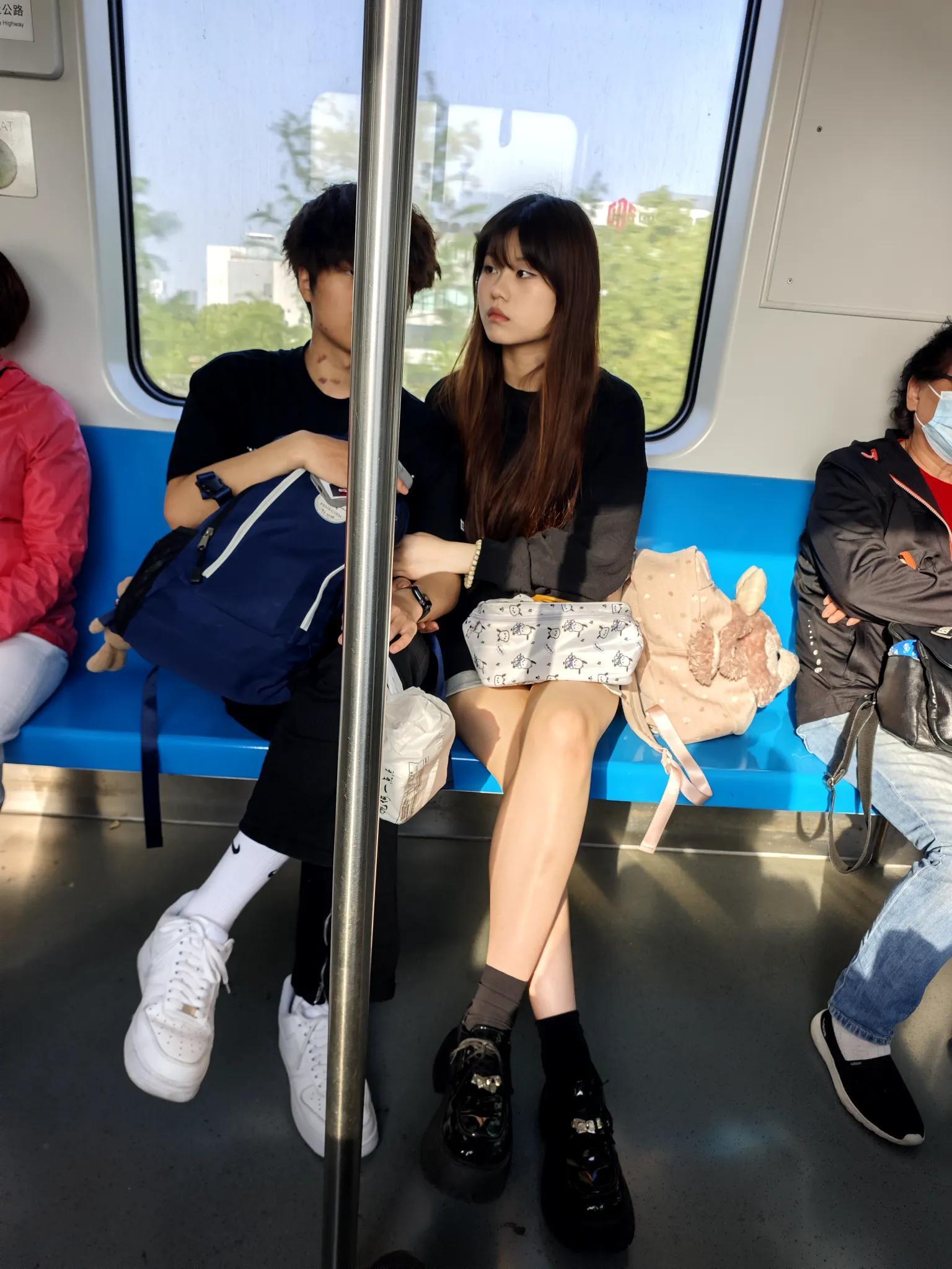 现在年轻人都离不开手机 