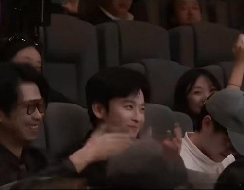 董子健看孙怡获奖的眼神第十届平遥国际电影展的颁奖台上，孙怡凭借文艺片《爱情笑话》